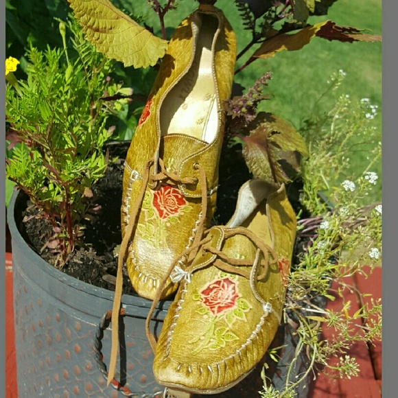 Ladies Italian "tooled roses"  leather size 8 shoe