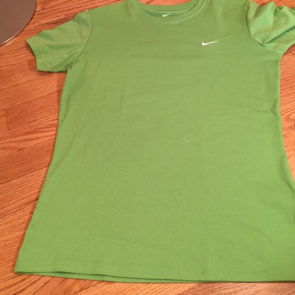 2 tops Nike. Adidas M size  price for each - Picture 3 of 3