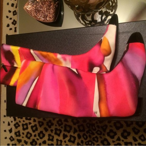 Chanel multicolored pink with black captoe boots40