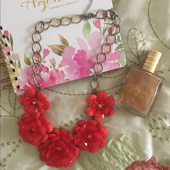 Loft flower necklace