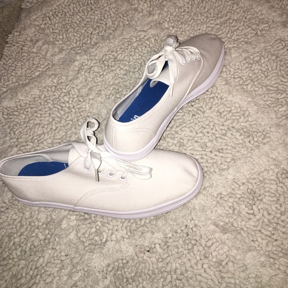 Women's size 9 white sneakers