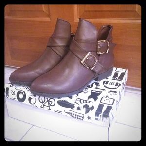Booties, faux leather, brown, size 7