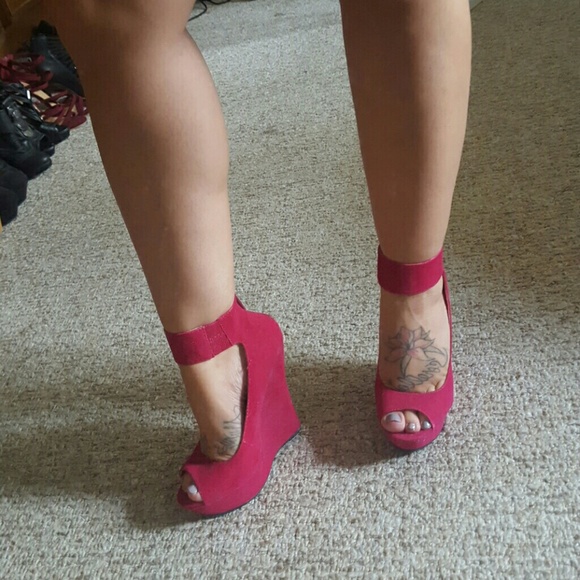 Gorgeous fuhsia wedges with ankle strap/zipper