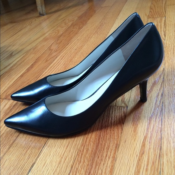 Nine West Black Leather Pointed-Toe Pump, Size 9.5