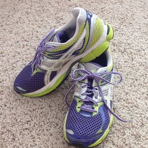 Ladies athletic shoes