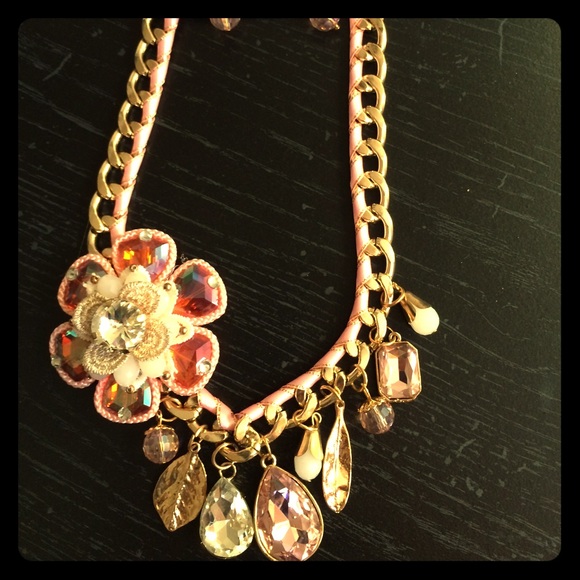 Gorgeous Floral Gemstone Necklace w earrings