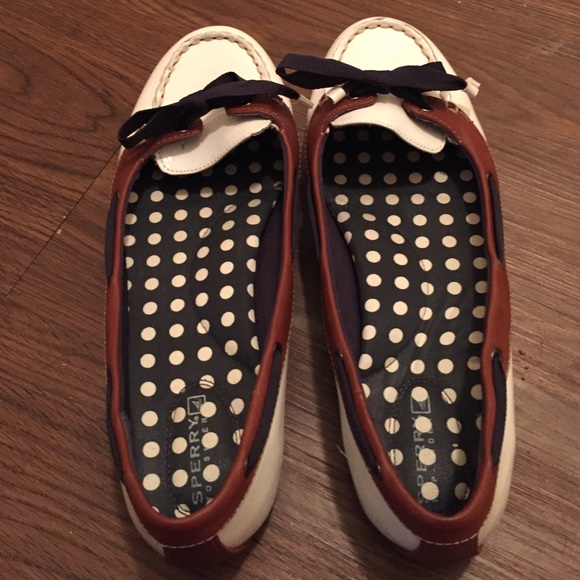 Adorable white flats with details!