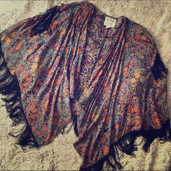 Billabong Sweaters - Retro Paisley Print Fringe Kimono▪️Boho Chic