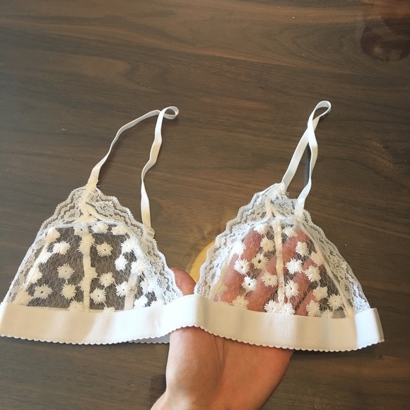 Adorable white lace floral bralette 🌻 - Picture 3 of 4