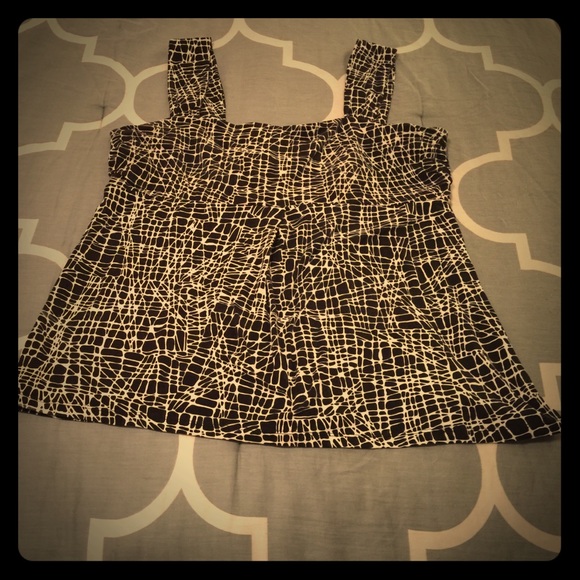 Black/white abstract design top