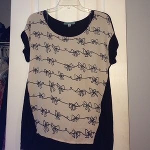 Black/tan flowy short with bow print