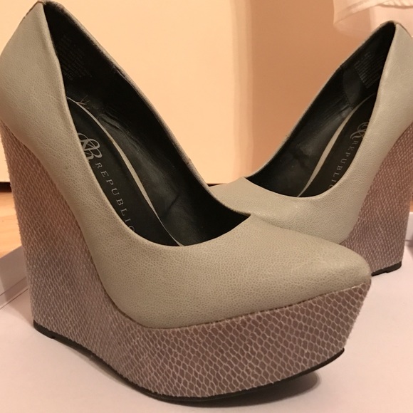 Rock & Republic, grey snake platform wedges!