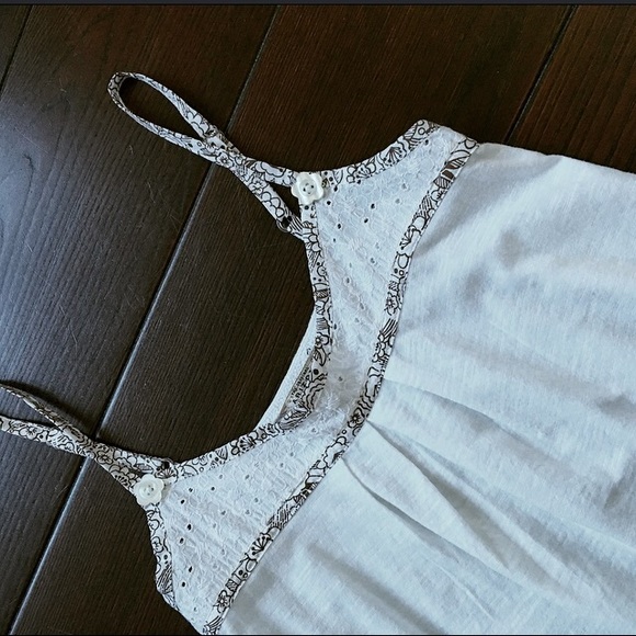 White lace tank - Picture 2 of 2