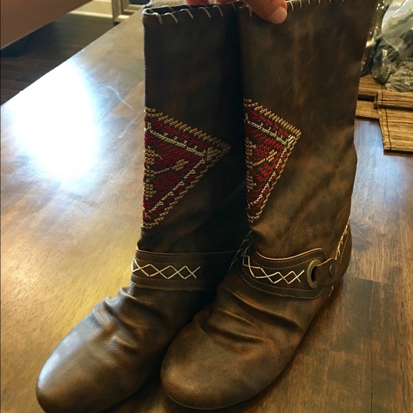 Tribal printed flat boots