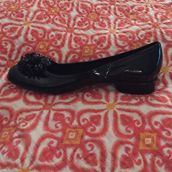 ⭐️WORN ONCE⭐️ETIENNE AIGNER Pom Pom Flats - Picture 2 of 4