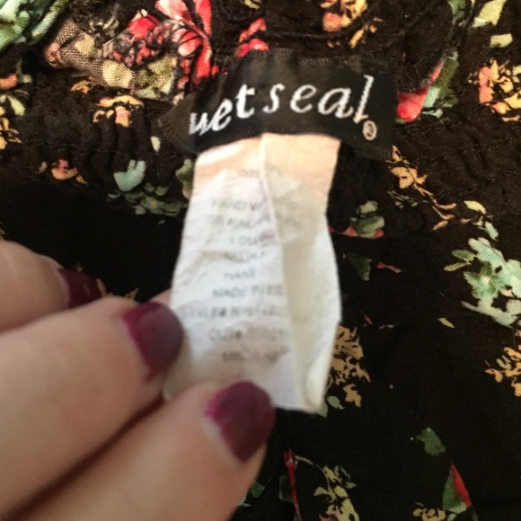 Wet seal comfty floral shorts - Picture 2 of 2