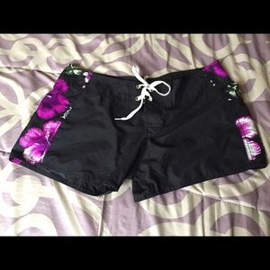 Hawaiian print board short