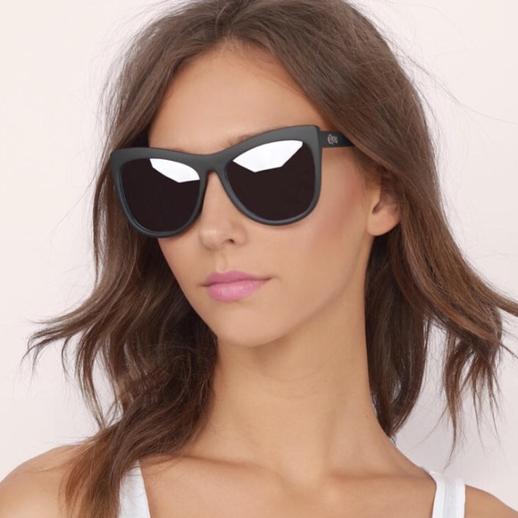πHPπ NWT Quay Joyride Sunglasses in Black/Silver - Picture 3 of 5