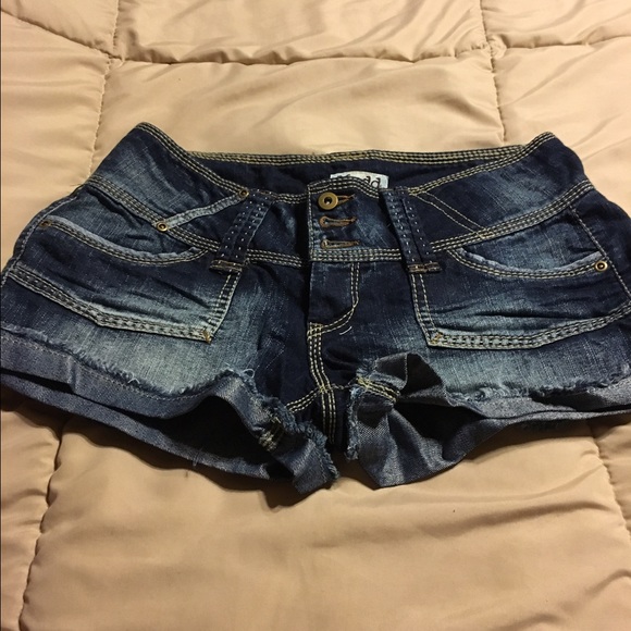 Mudd brand jean shorts size 7. Not worn, like new