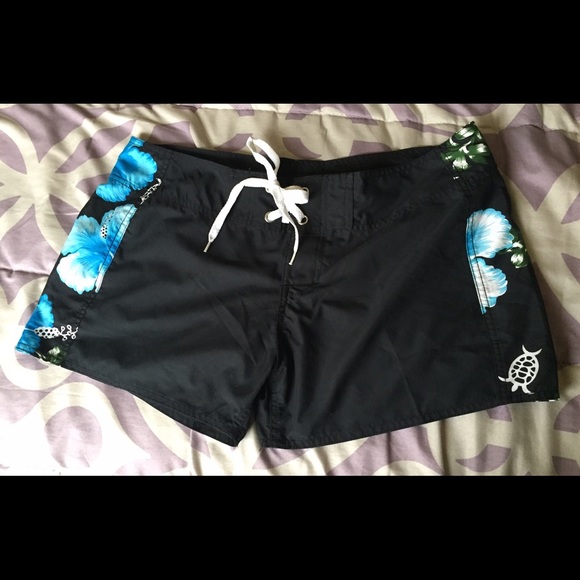 Hawaiian print board short