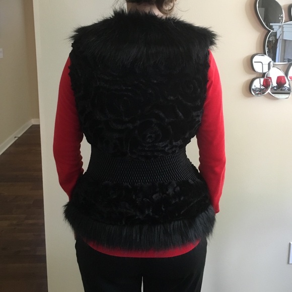 Black Belted Faux Fur Vest. - Picture 2 of 4
