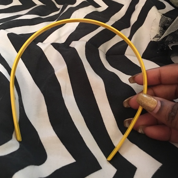 A yellow headband. - Picture 1 of 1