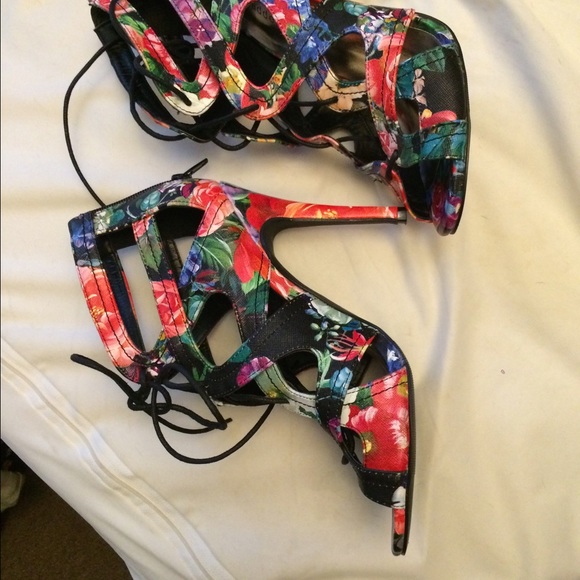 SOLD. Steve Madden booties / shoes floral. Size 9 - Picture 2 of 3