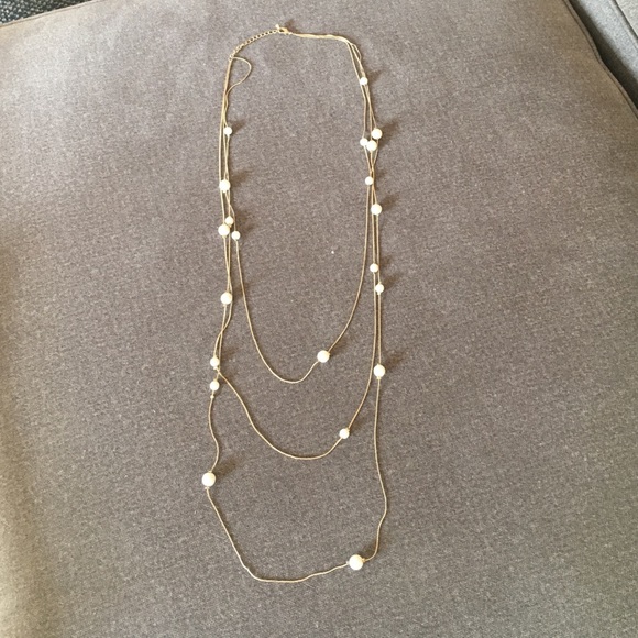 Dainty gold necklace with pearls