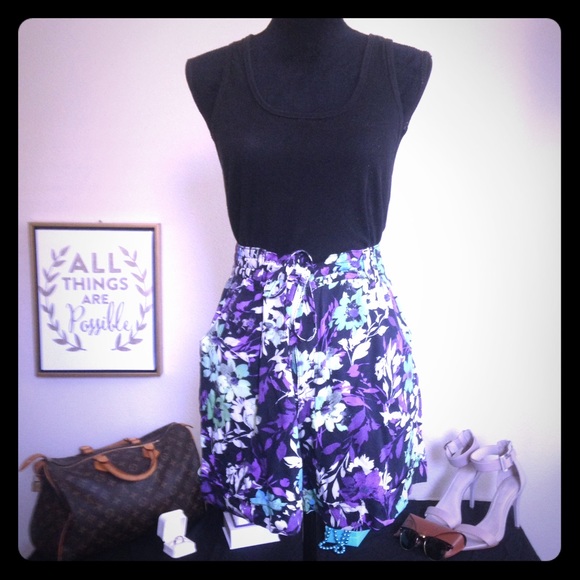 🎉New Listing: Floral Gloria Vanderbilt Shorts🎉