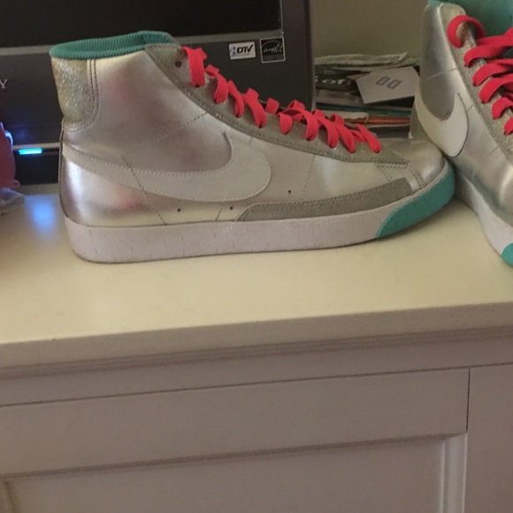 Hightop NIKE Sneakers.