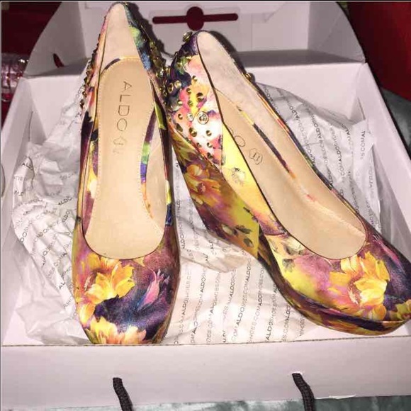 MOVING SALE ❗️Floral and bejeweled wedges