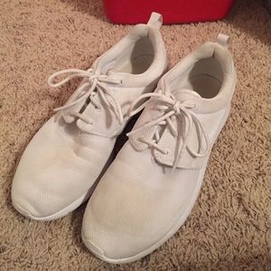 white nike roshes barely worn