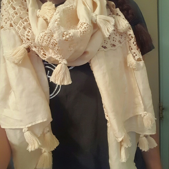 Cute tassle scarf NWT and never worn!