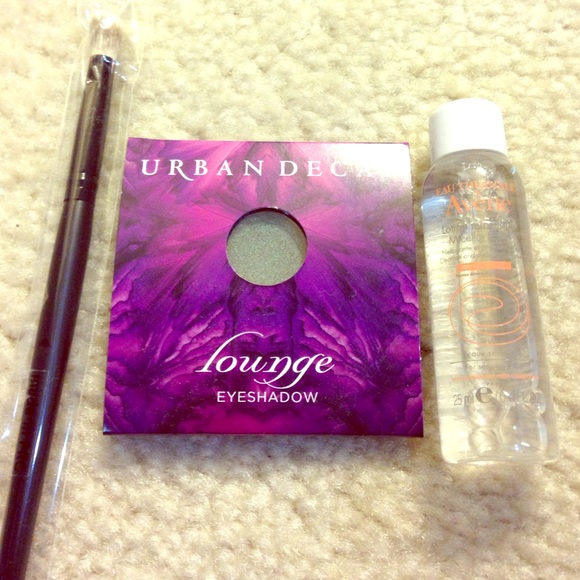 Makeup brush and makeup remover