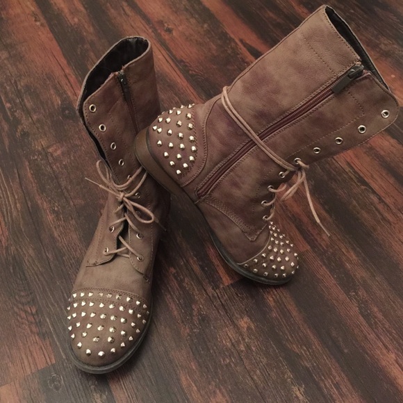 Combat boot (studded)