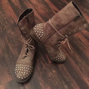 Combat boot (studded)