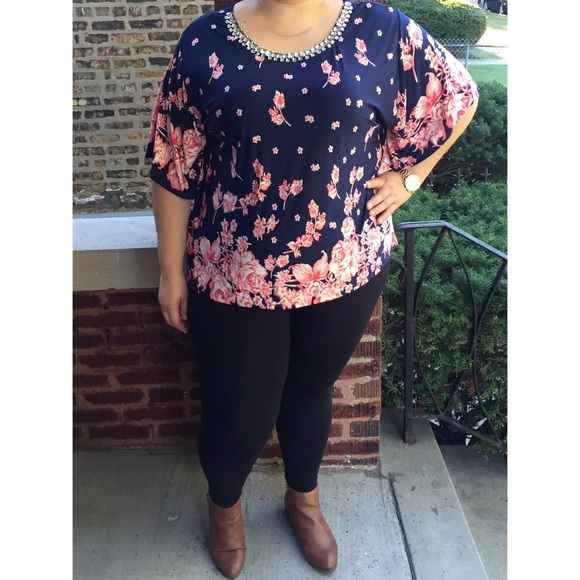 ⚡️SALE⚡️Plus Size Studded Floral Top - Picture 2 of 4