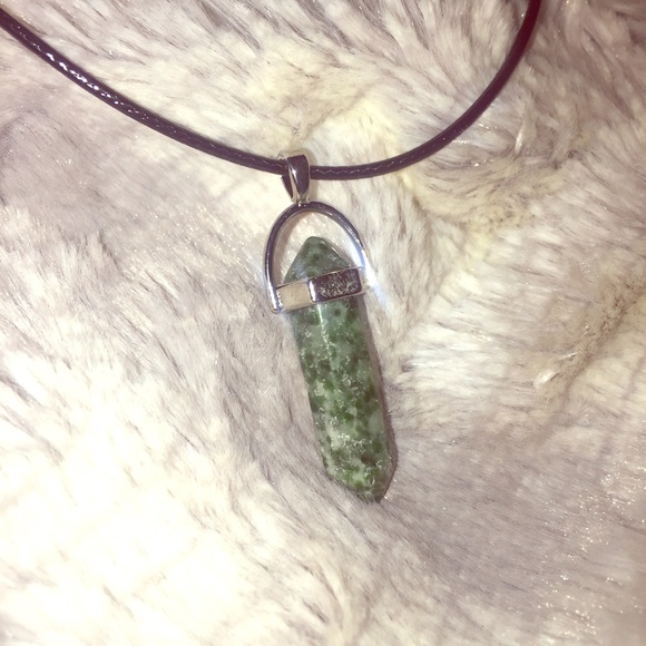 Green speckled quartz crystal healing necklace - Picture 1 of 2