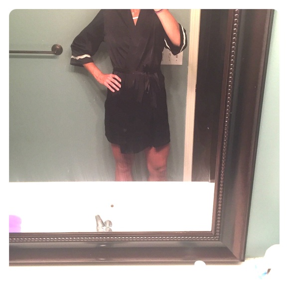 Gilligan & O'Malley Other - Silky black shortie robe with lace detail