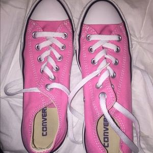 Pink low top converse in excellent condition