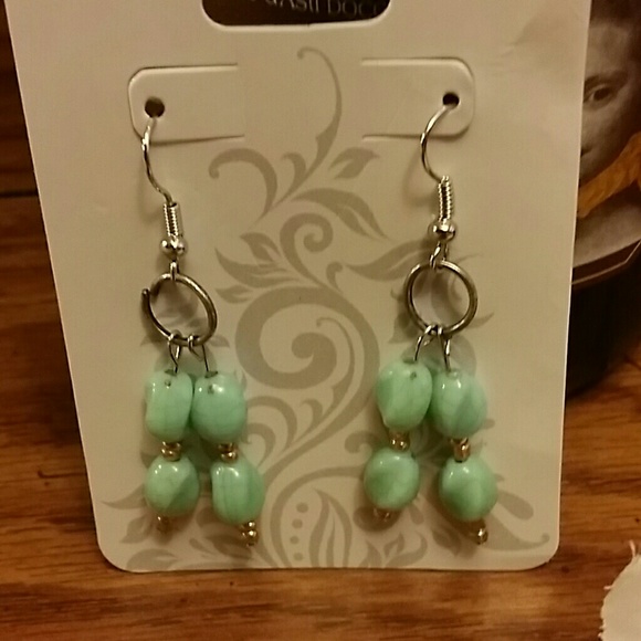 Beautiful handmade earrings! - Picture 2 of 3