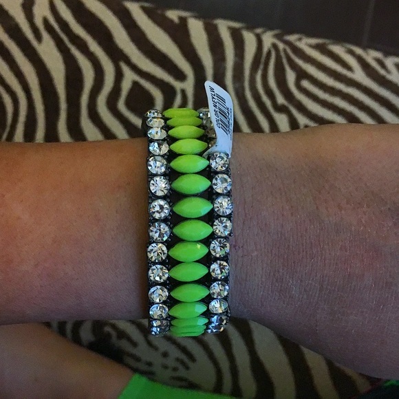Jewelry - Neon yellow bead w/ rhinestone bracelet!