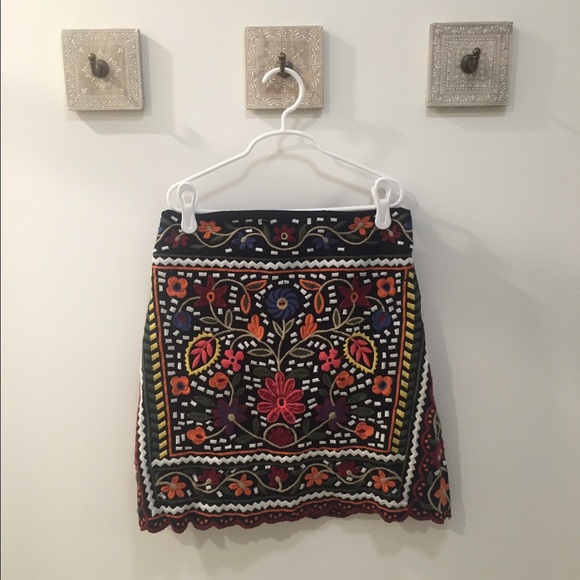 Embroidered mini skirt