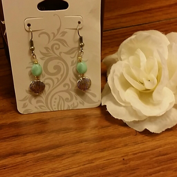 Beautiful handmade earrings! - Picture 2 of 3