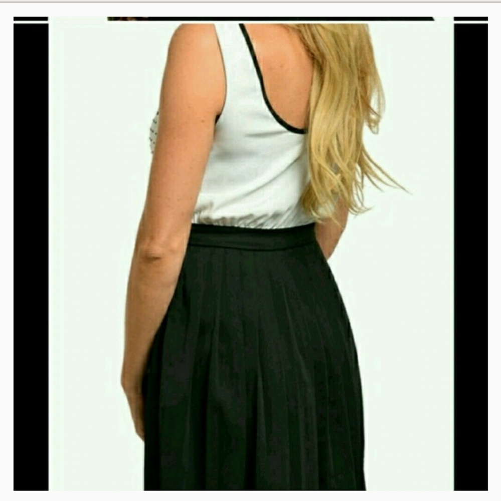 NEW Black and White Sleeveless Dress - Picture 8 of 8