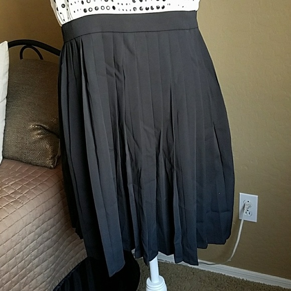 NEW Black and White Sleeveless Dress - Picture 3 of 8
