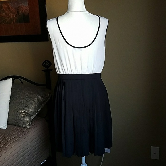 NEW Black and White Sleeveless Dress - Picture 5 of 8