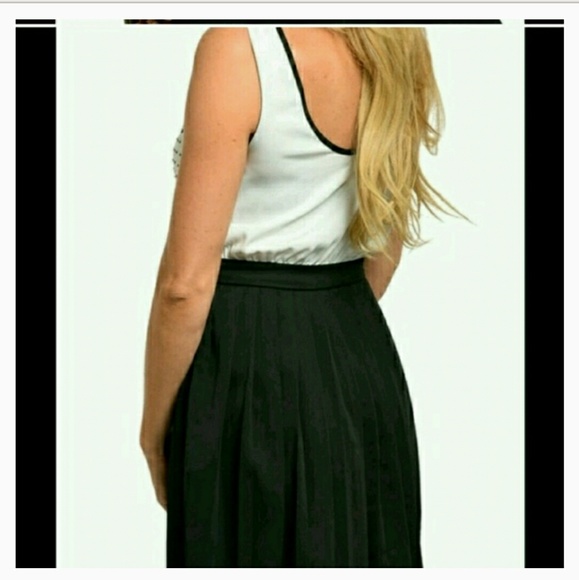 NEW Black and White Sleeveless Dress - Picture 8 of 8