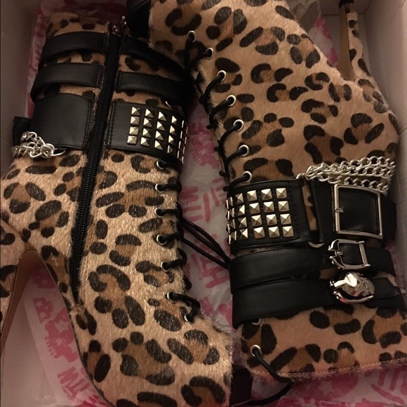 Abbey Dawn faux fur leopard boots