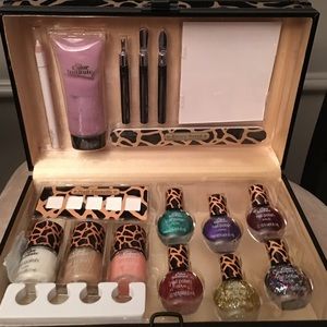 NWT NAIL POLISH KIT WITH CASE